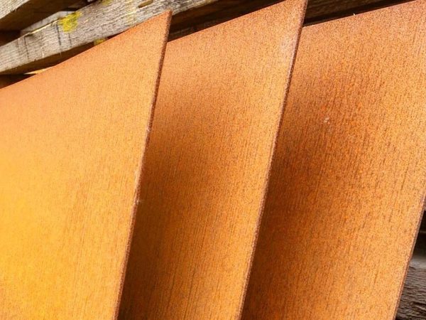 corten-steel-sheets-2 row of corten steel sheets outside